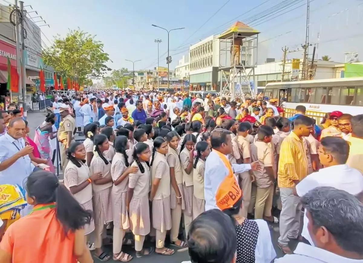 पीएम मोदी के रोड शो में बच्चे, प्रधानाध्यापिका के खिलाफ जांच रुकी