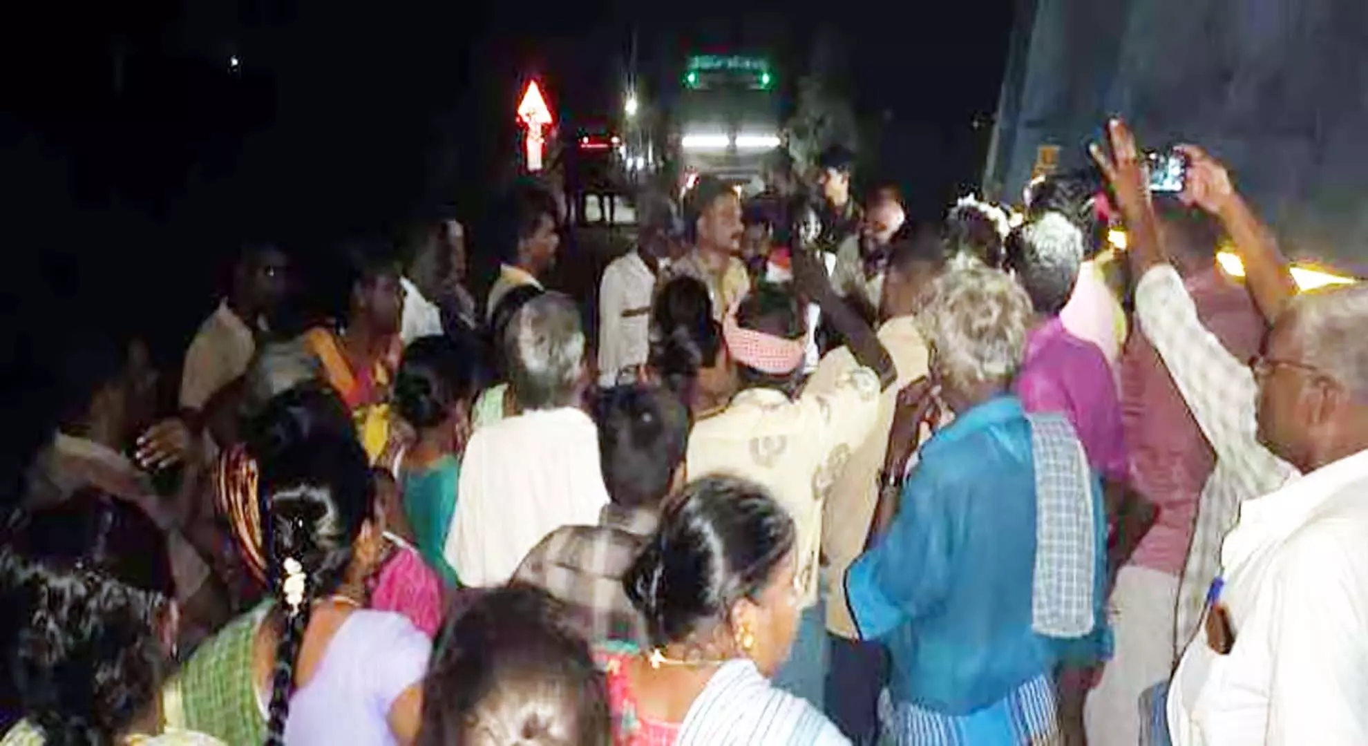 तेनकासी: कदयम के स्थानीय लोगों के विरोध प्रदर्शन के बाद खनिज से भरे ट्रकों का मार्ग बदल दिया गया