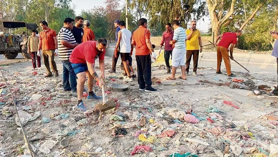 जलापूर्ति बहाल होने से कुछ दिन पहले कार्यकर्ताओं ने अबोहर नहर की सफाई की