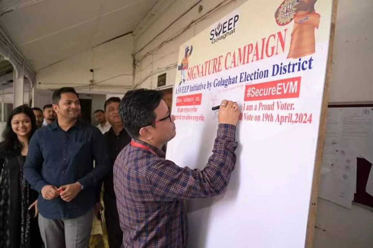गोलाघाट निर्वाचन क्षेत्र जिले में मतदान जागरूकता के लिए हस्ताक्षर अभियान