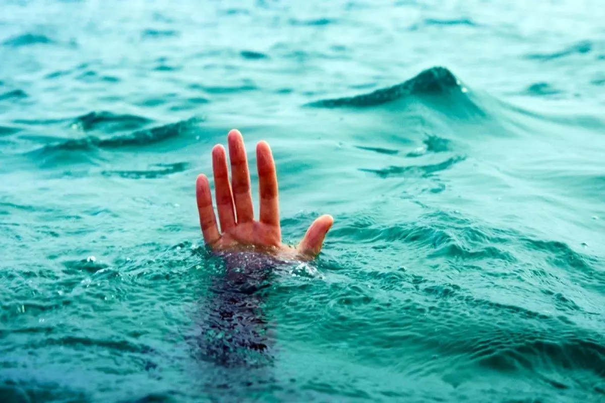 गंगा नहाने गए तीन दोस्त डूबे, डूबने से किशोर की हुई मौत