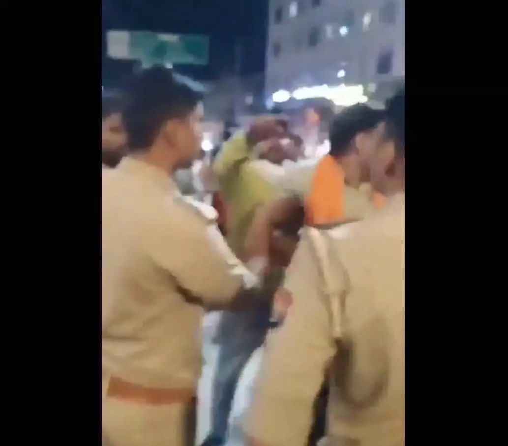 पुलिसवालों के साथ अभद्रता का वीडियो आया सामने, सड़क पर जमकर हंगामा