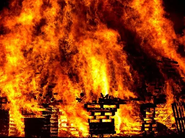 वर्ली इलाके के औद्योगिक एस्टेट में गोदाम में लगी आग