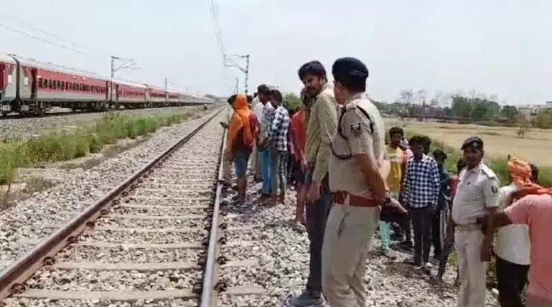 ट्रेन से कटकर दो बच्चों सहित 4 की मौत, लोगों की भीड़ जमा