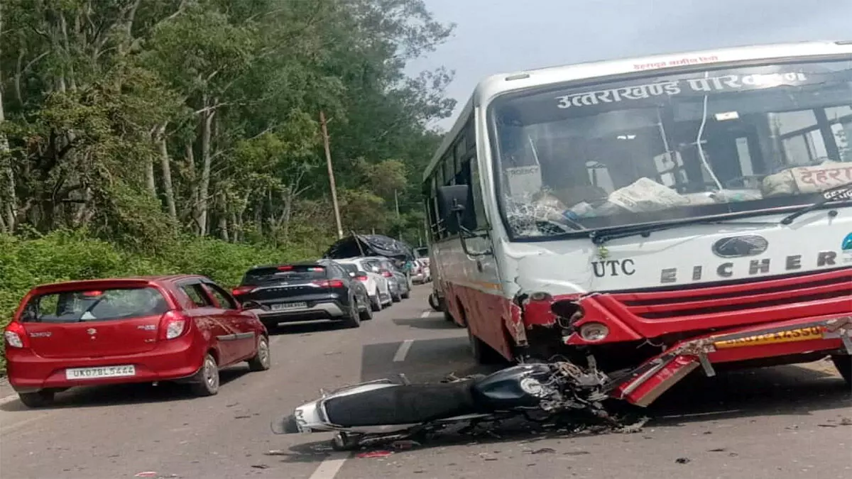 कोटद्वार नजीबाबाद के बीच उत्तराखंड रोडवेज की बस दुर्घटनाग्रस्त हो गई