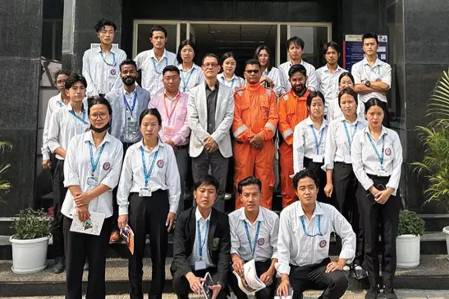 डीबीसी के छात्रों ने आईओसीएल के दोईमुख डिपो का  किया दौरा