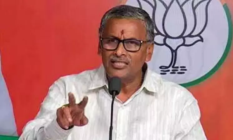 भाजपा ने अपना चुनाव चिन्ह गाय से बदलने के लिए कांग्रेस की आलोचना