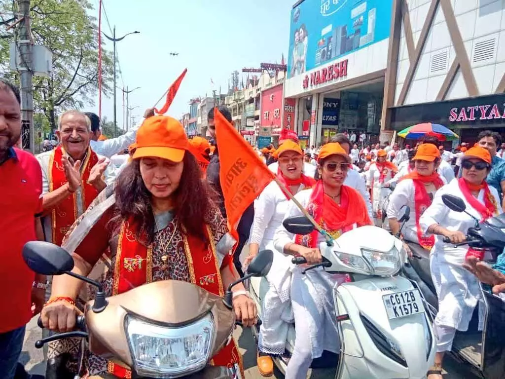 सिंधी समाज की बाइक रैली में शामिल हुई सरोज पांडेय