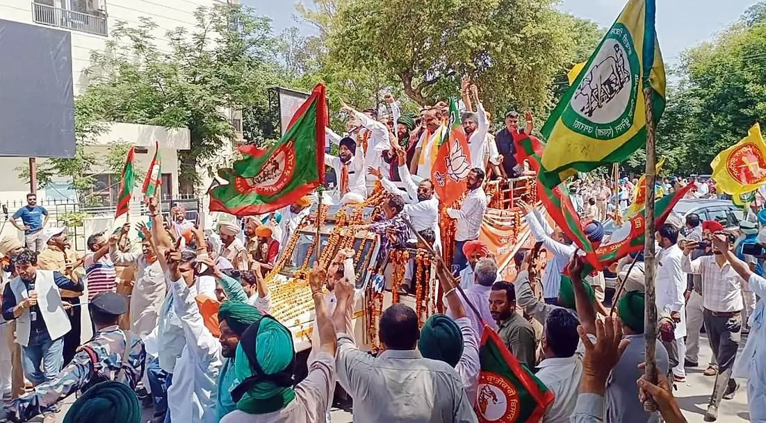रामपुरा फूल में किसानों ने बीजेपी उम्मीदवार हंस राज हंस के खिलाफ विरोध प्रदर्शन किया