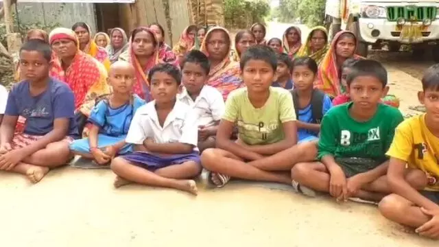 ओडिशा में अवैध रेत खनन के विरोध में छात्रों ने सड़क जाम किया