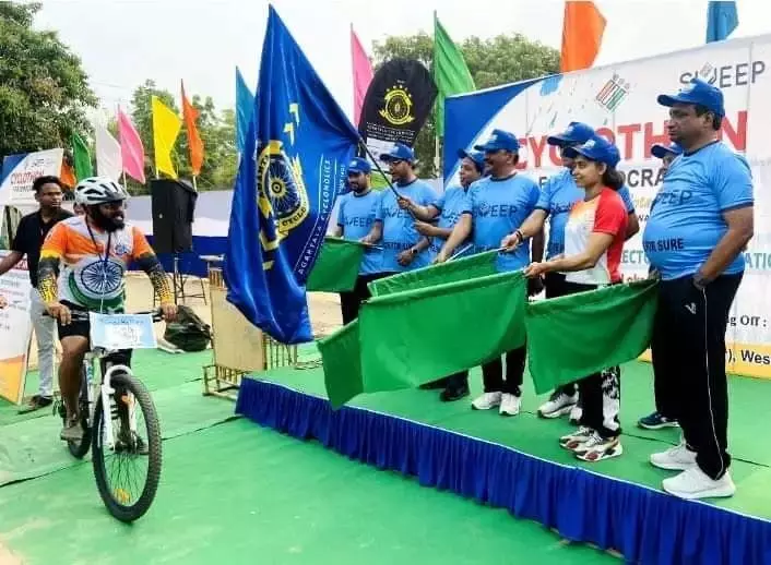 त्रिपुरा के मुख्य सचिव ने चुनाव के बारे में जागरूकता बढ़ाने के लिए साइकिल रैली को हरी झंडी दिखाई