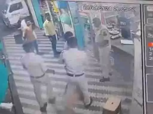 रायपुर में पुलिसकर्मियों को लोगों ने पीटा, देखें VIDEO...