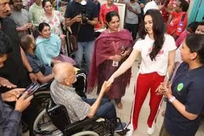 प्रीति जिंटा ने चंडीगढ़ स्पाइनल रिहैब में मरीजों से बातचीत की