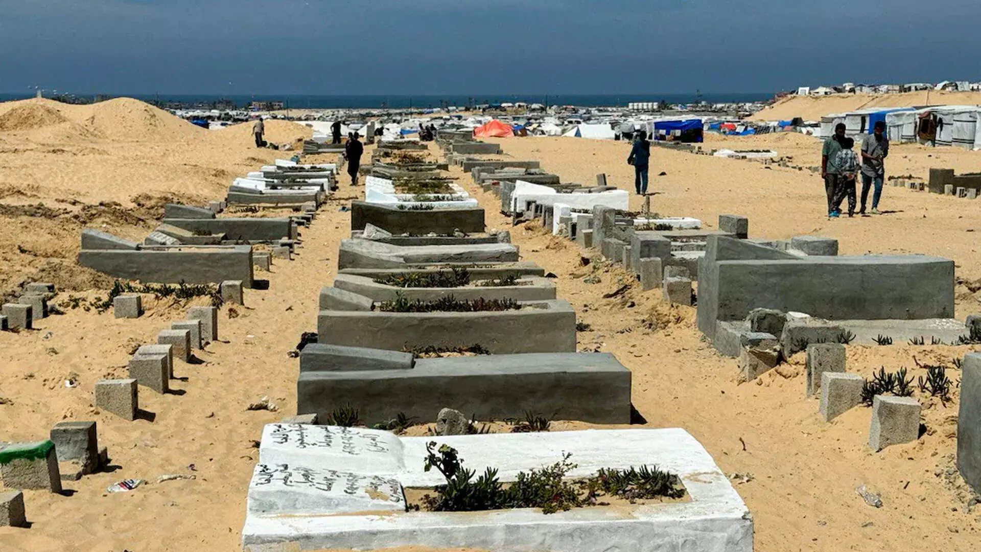 गाजा युद्ध की अराजकता के बीच फिलीस्तीनी ईसाइयों ने मुस्लिम कब्रिस्तानों में मृतकों को दफनाया
