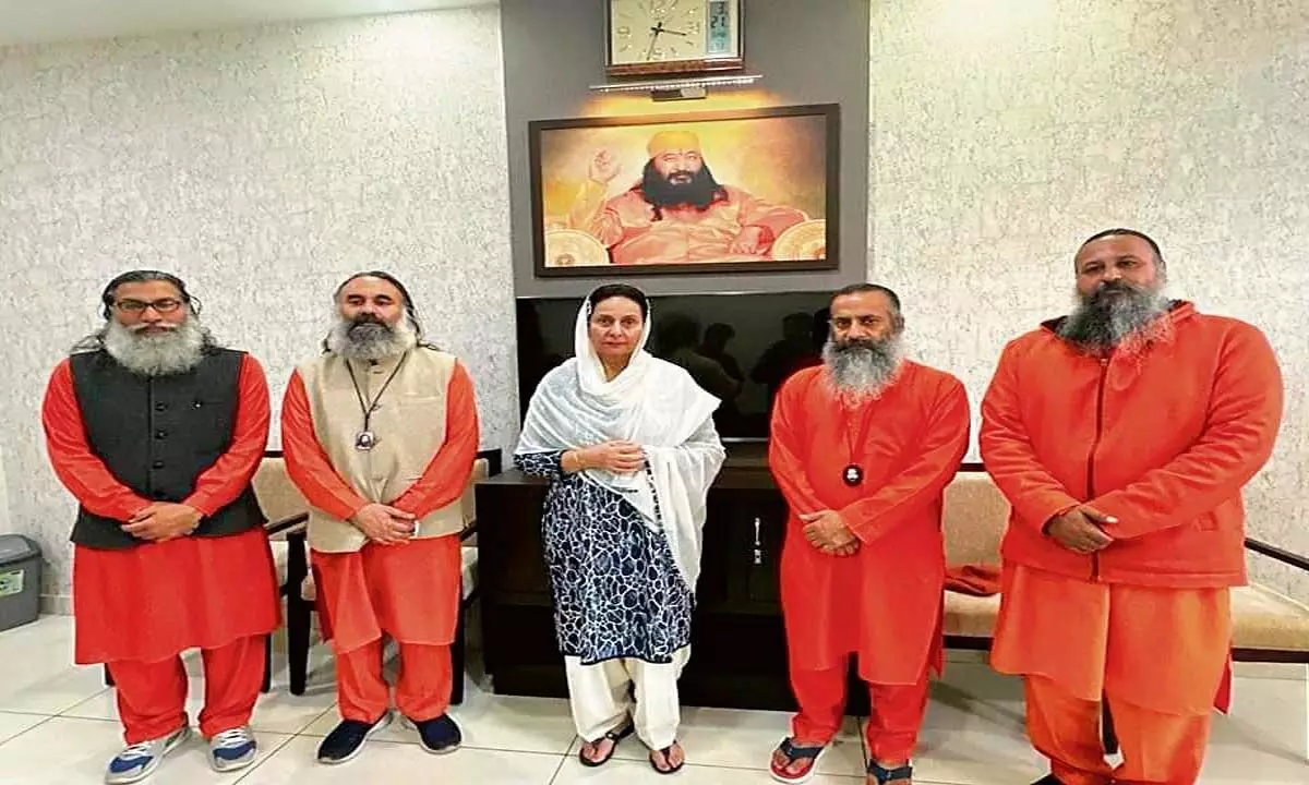 चुनावी मौसम में पंजाब के राजनेता आशीर्वाद लेने के लिए धर्मस्थलों और डेरों का रुख कर रहे