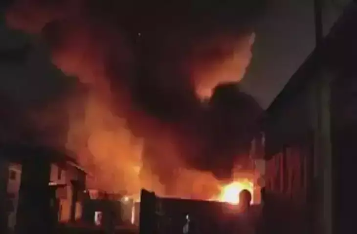 कार्टरपुरी में गोशाला के बाहर कूड़े में भड़की आग
