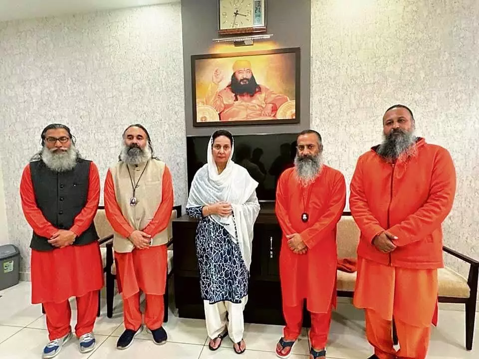 चुनावी मौसम में पंजाब के राजनेता आशीर्वाद लेने के लिए धर्मस्थलों और डेरों का रुख कर रहे