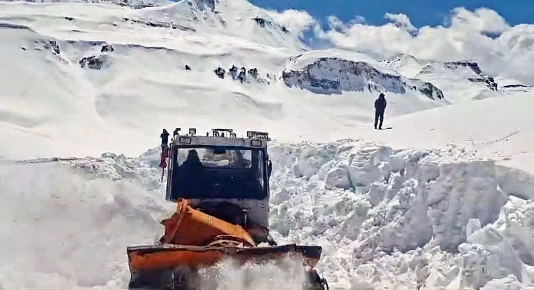 बीआरओ ने मनाली-लेह मार्ग पर बर्फ हटाने का काम तेज कर दिया