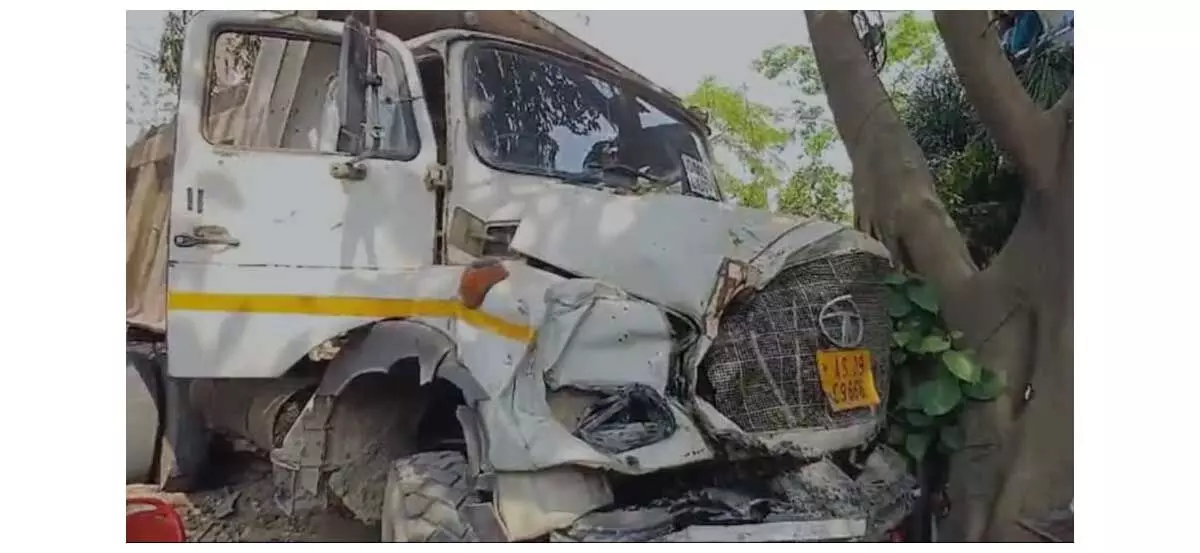 गुवाहाटी काहिलीपारा में तेज रफ्तार डंपर ट्रक की चपेट में आने से PWD के सर्वेयर की मौत हो गई