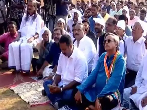 ईद पर नमाज अदा करने वाले लोगों के साथ शामिल हुए कांग्रेस सांसद शशि थरूर