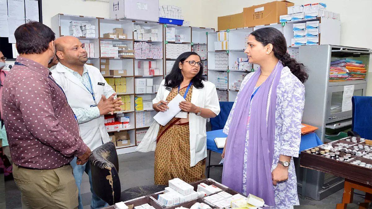 आरएमएससी की प्रबंध निदेशक ने किया गांधीनगर पीएचसी का निरीक्षण दवाओं के उपभोग