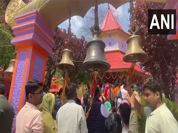 चैत्र नवरात्रि के दूसरे दिन नैनीताल में मां नैना देवी मंदिर में पूजा करने के लिए भक्तों की भीड़ उमड़ पड़ी