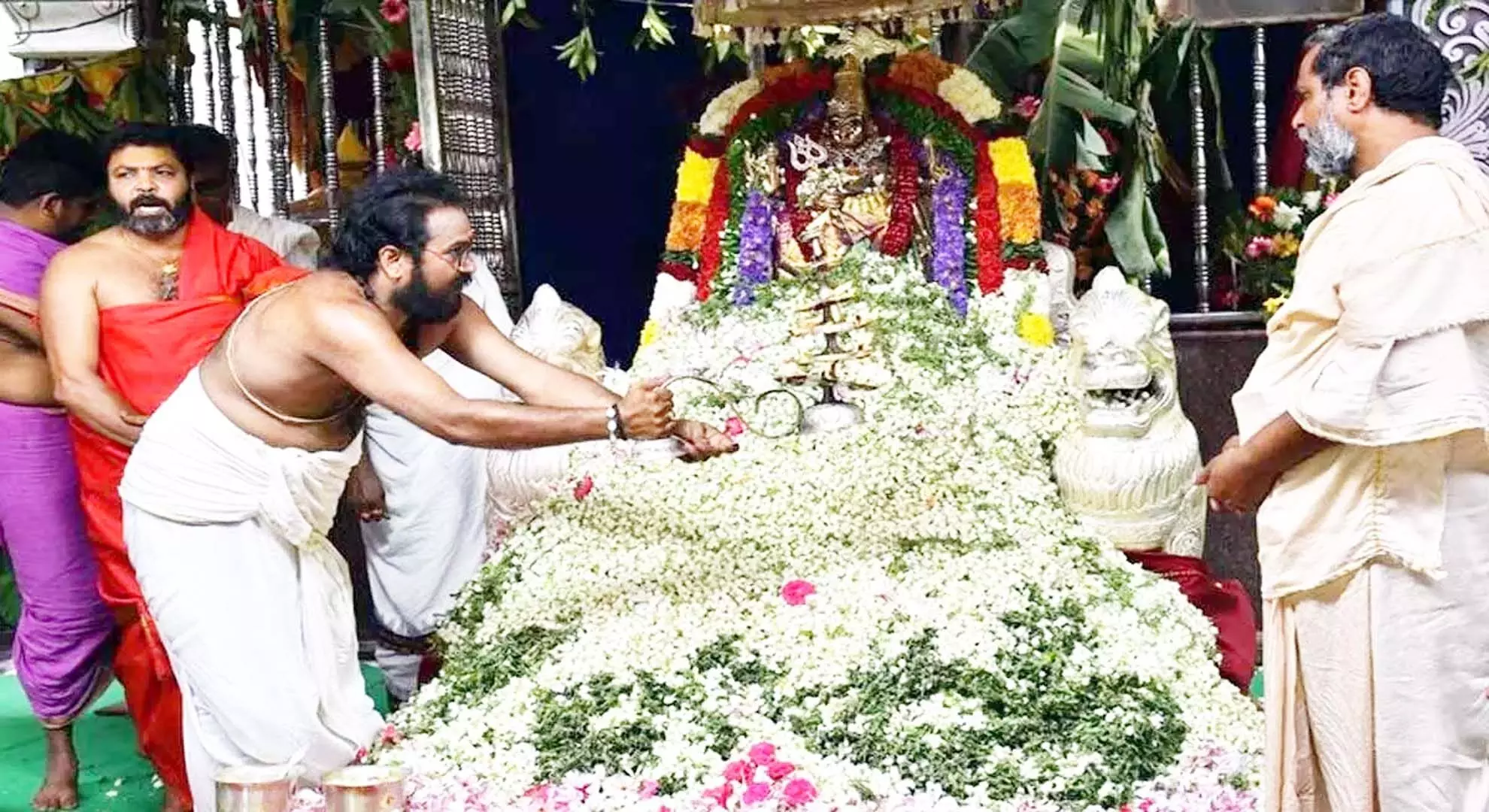 विजयवाड़ा: उगादि के दिन दुर्गा मंदिर में हजारों की भीड़ उमड़ी
