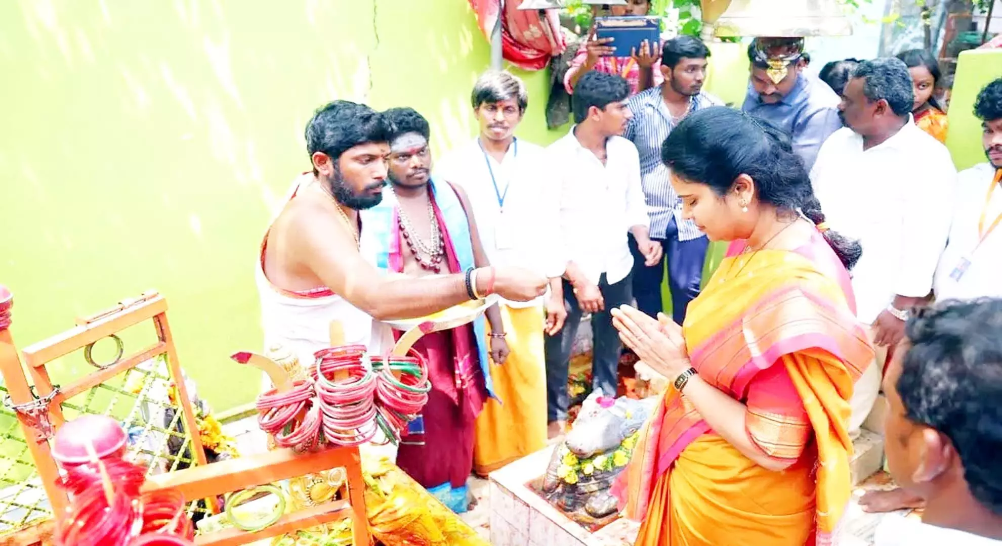 विदादाला रजनी गुंटूर में त्रिशक्ति निदानमपति अम्मावरी मंदिर में समारोह में शामिल हुईं
