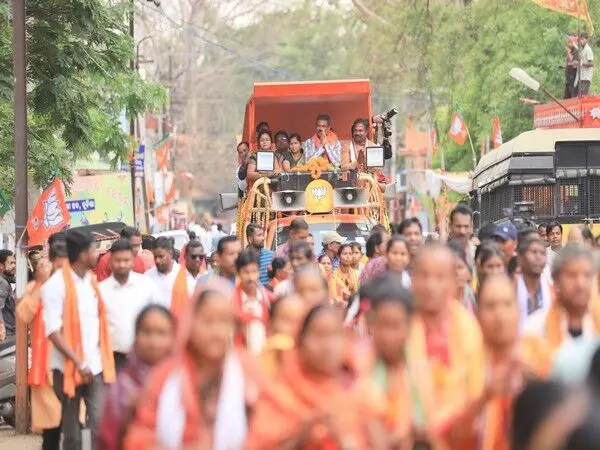 केंद्रीय मंत्री धर्मेंद्र प्रधान ने संबलपुर में रोड शो किया
