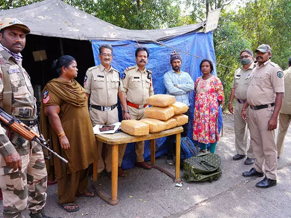 आंध्र प्रदेश: पुलिस ने विशाखापत्तनम में आरटीसी बस से 14 किलोग्राम गांजा जब्त किया