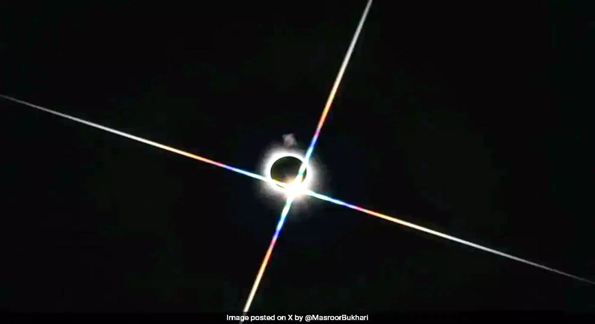 आश्चर्यजनक पूर्ण सूर्य ग्रहण दृश्य बाढ़ एक्स