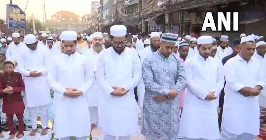 ईद-उल-फितर के मौके पर जामा मस्जिद के बाहर लोगों ने नमाज अदा की, वीडियो