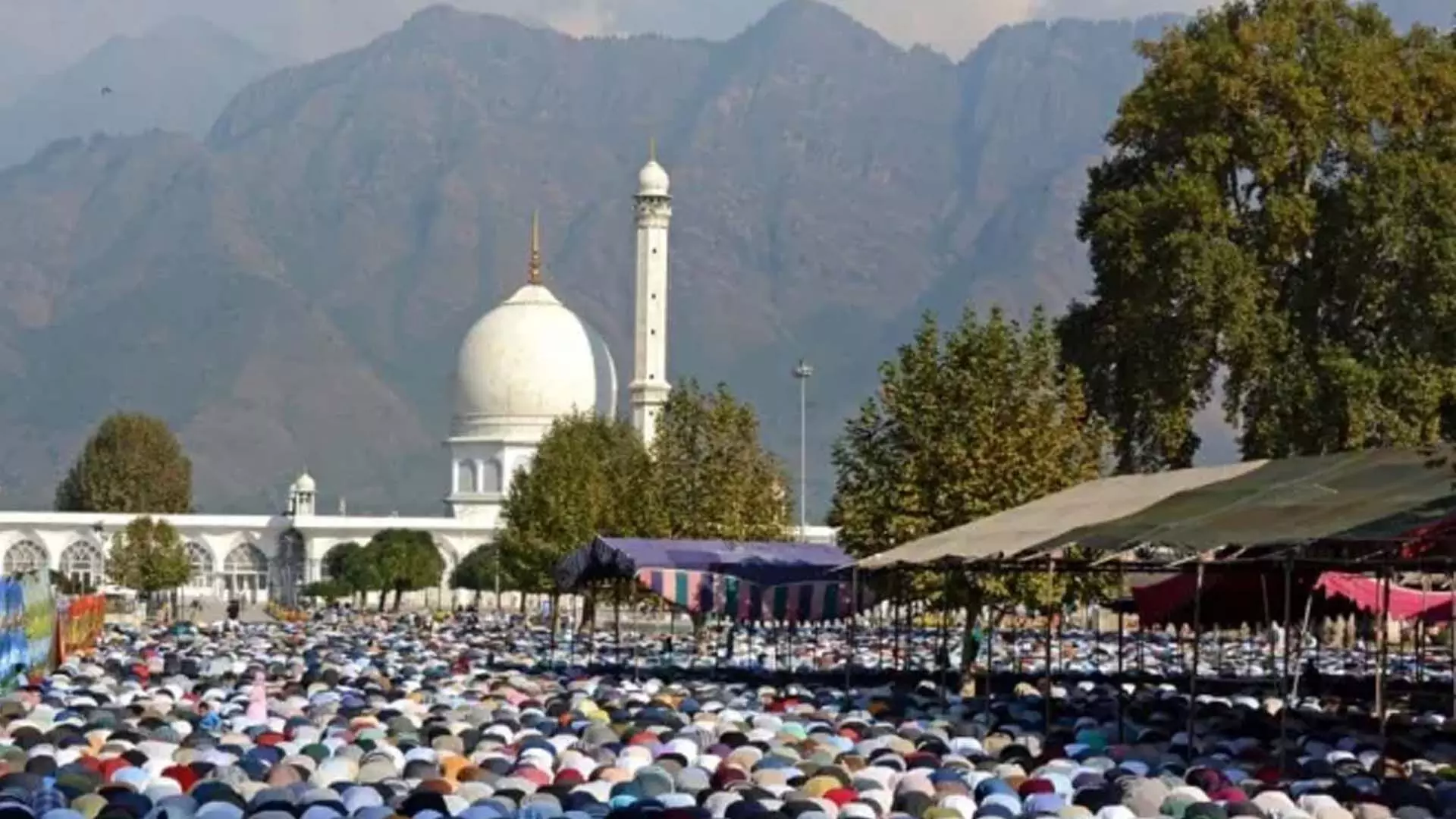 ईद-उल-फितर आज धार्मिक हर्षोल्लास के साथ मनाया जा रहा