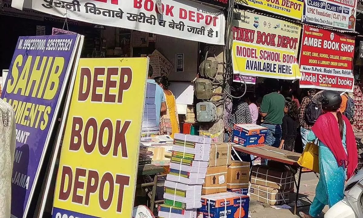 निजी स्कूल अभिभावकों को खास दुकान से किताबें खरीदने के लिए मजबूर कर रहे