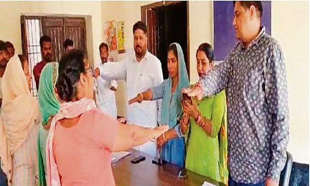 प्रशासन ने शाहपुर बेगू के ग्रामीणों को मतदान बहिष्कार वापस लेने के लिए मनाया