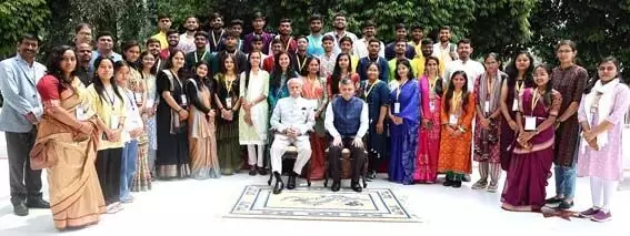 गुजरात के छात्रों ने राज्यपाल से मुलाकात की