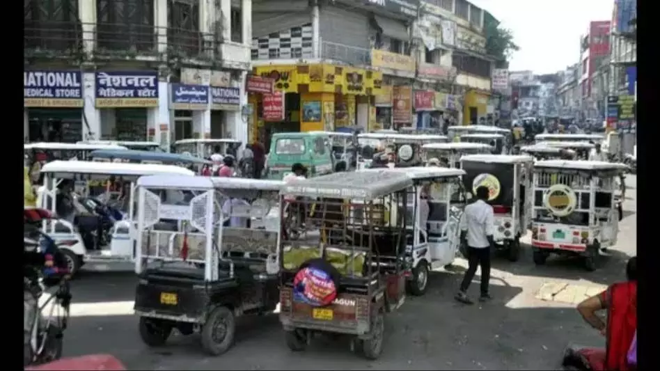 ई-रिक्शा चालक से मारपीट के बाद ट्रैफिक पुलिस लांस नायक को रिजर्व में बंद कर दिया