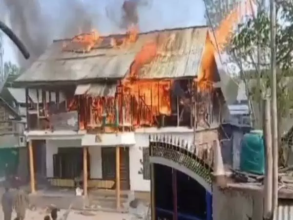बांदीपोरा में दो मंजिला आवासीय इमारत में लगी भीषण आग