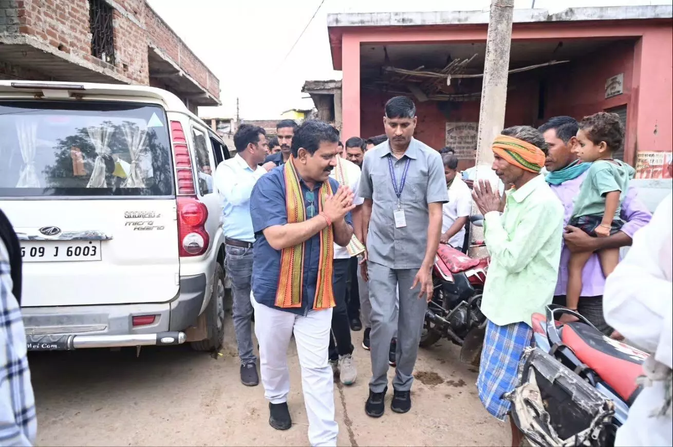 गृहमंत्री विजय शर्मा ने कबीरधाम के ग्राम घुघरीखुर्द में किया जनसंपर्क