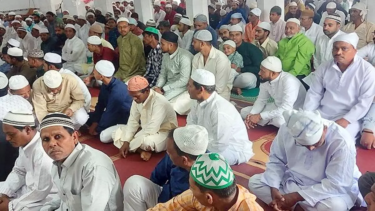 kiriburu : मस्जिद में ईद का पर्व हर्ष व उल्लास ,एक-दूसरे के गले मिल दी बधाई