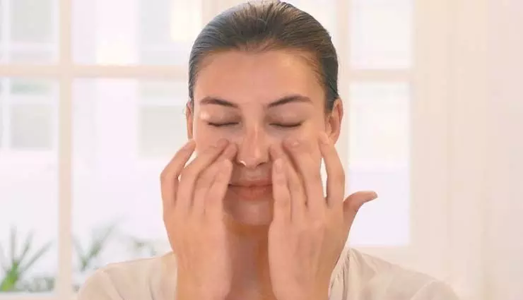 6-चरणीय चेहरे की मालिश दिनचर्या जिसे आप चमकती त्वचा सुनिश्चित करने के लिए अपना सकते