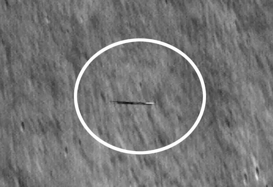 NASA ने दुनिया को चौंकाया, चांद की रहस्यमयी तस्वीर की शेयर, चक्कर लगा रही वस्तु आखिर क्या है?