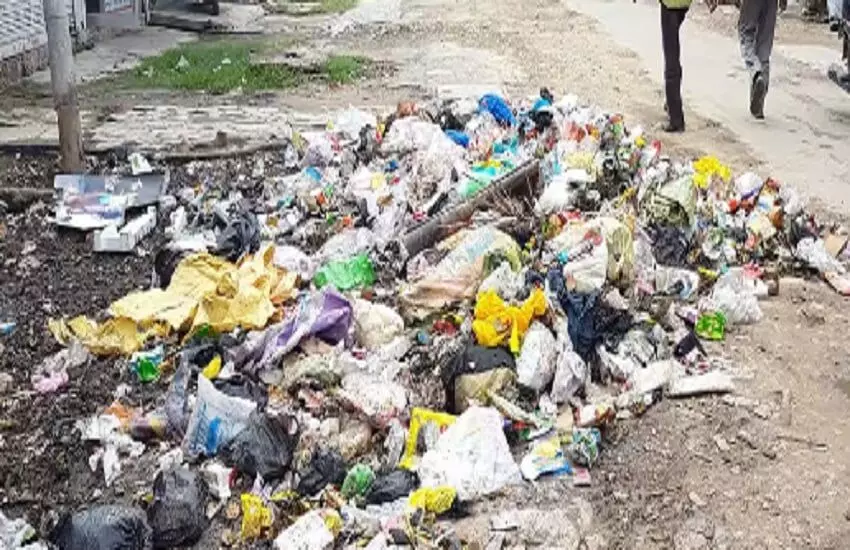 सफाई संसाधनों की अच्छी व्यवस्था के बावजूद सड़क पर पसरा कचरा