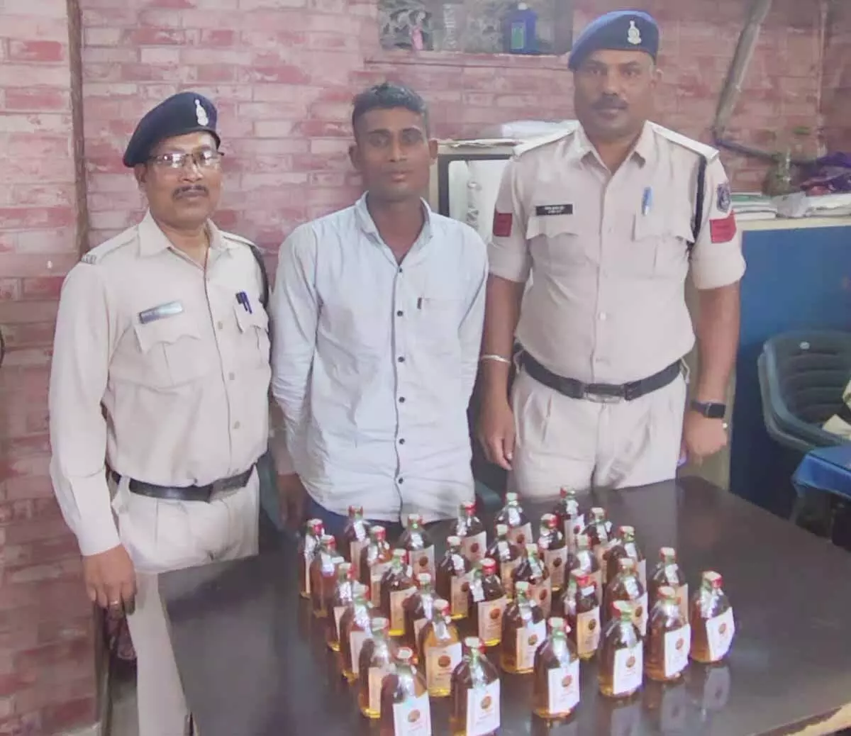 रायपुर-कचना में शराब का अवैध व्यापार करते युवक गिरफ्तार