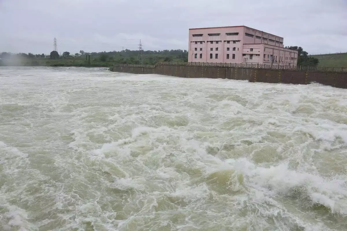 अधिकारियों ने कर्नाटक के जलाशय से पानी छोड़ने की मांग