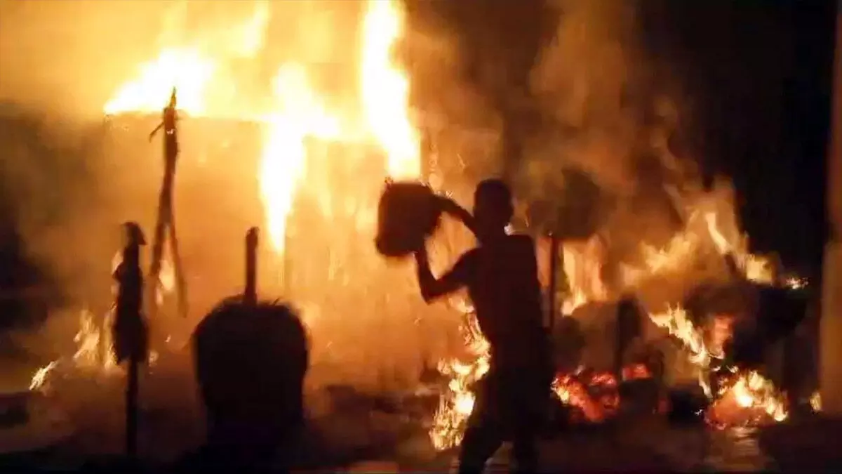 Bihar  : बेगूसराय में घर में आग लगी,फिर दुकान को भी चपेट आई