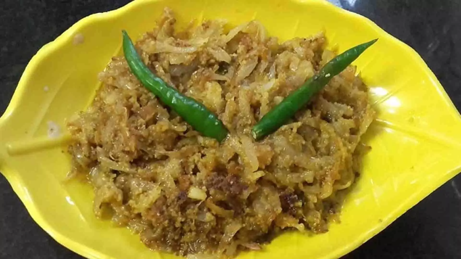 बंगाल की फेमस डिश है पोस्तो प्याज, बनाए घर पर बड़ी आसानी से