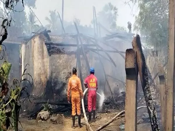 काकीनाडा में आग लगने से दो घर जलकर खाक