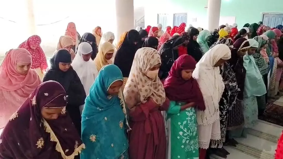 Bihar :  ईद पर महिलाएं भी नमाज अदा की जानें क्या है यहां की परंपरा