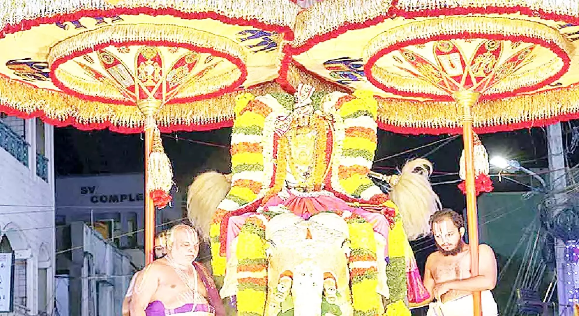 तिरूपति: भगवान राम गज वाहनम पर सवार होते हैं